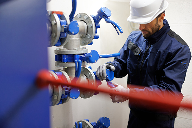 佩戴安全帽的工人